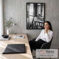 Pássaro pousado no guidão de bicicleta antiga com placa Fly em foto preto e branco, quadro decorativo