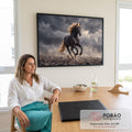 Cavalo negro de crina dourada galopando entre poeira e nuvens de tempestade, quadro decorativo