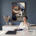 Rosto esculpido azul e branco craquelado com olho em leque e borboletas laranja, quadro decorativo