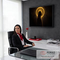 Jesus Cristo de perfil em silhueta com auréola dourada luminosa sobre fundo preto, quadro decorativo
