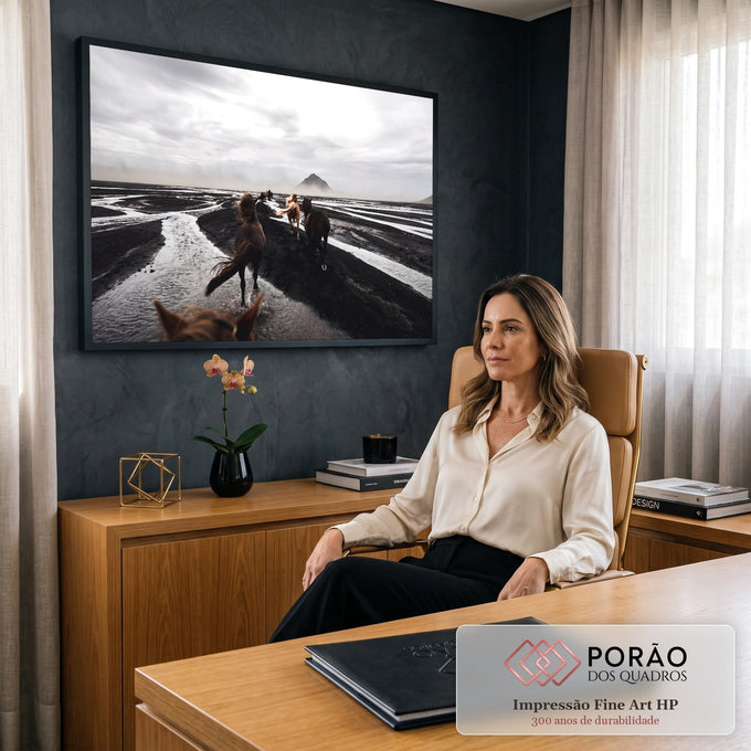 Quadro Decorativo Grande Cavalos para Sala Preto | quadros decorativos | cavalos caminhando em areia vulcânica preta com riachos e montanha ao fundo | em ambiente 2 | Porao dos Quadros