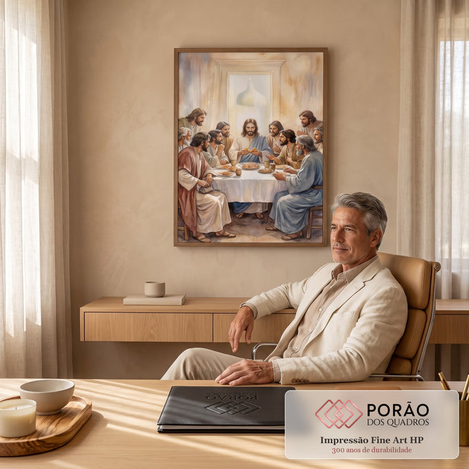 Quadro Decorativo Grande Última Ceia para Sala Bege | quadros decorativos | Jesus e onze apóstolos reunidos à mesa em aquarela nos tons bege e terracota | em ambiente 2 | Porao dos Quadros