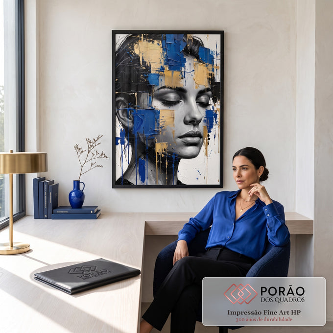 Quadro Decorativo Grande Rosto Feminino para Sala Azul | quadros decorativos | retrato feminino em preto e branco com blocos de tinta azul e dourada sobre o cabelo | em ambiente 2 | Porao dos Quadros