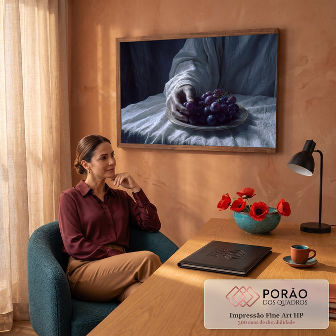 Quadro Decorativo Grande Mão Alcançando para Sala Branco | quadros decorativos | mão em manto branco tocando cacho de uvas escuras sobre prato metálico | em ambiente 2 | Porao dos Quadros
