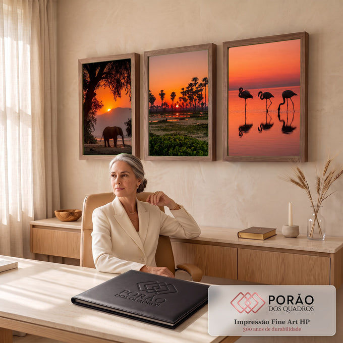 Quadro Decorativo Kit 3 Telas Pôr do Sol Elefante para Sala | quadros decorativos | tríptico com elefante, palmeiras e flamingos em silhueta sob céu laranja de pôr do sol | em ambiente 2 | Porao dos Quadros