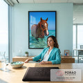 Cavalo alazão com cabresto laranja dentro do mar turquesa sob céu azul, quadro decorativo