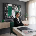 Quadro Decorativo Grande Abstrato Esmeralda Verde para Sala | quadros decorativos | pintura abstrata com manchas espessas de verde esmeralda sobre fundo preto e branco texturizado | em ambiente 2 | Porao dos Quadros