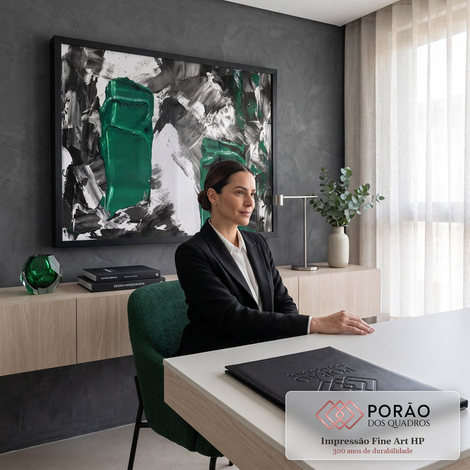 Quadro Decorativo Grande Abstrato Esmeralda Verde para Sala | quadros decorativos | pintura abstrata com manchas espessas de verde esmeralda sobre fundo preto e branco texturizado | em ambiente 2 | Porao dos Quadros
