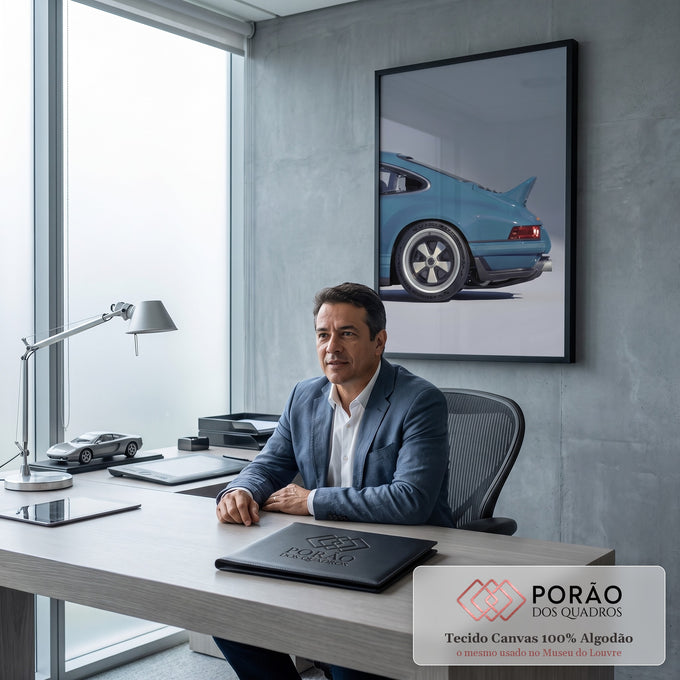 Traseira de Porsche 911 clássico azul com aerofólio ducktail e rodas em fundo cinza, quadro decorativo