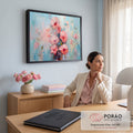 Quadro Decorativo Grande Flores Rosas para Sala Rosa | quadros decorativos | buquê de flores rosas e coral em textura de espátula sobre fundo azul pastel | em ambiente 2 | Porao dos Quadros