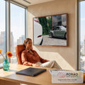 Porsche 911 clássico verde-sálvia com rodas vintage diante de parede com hera e prédio de vidro, quadro decorativo