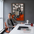Figura arlequim com relógio, cabeças de manequim de lábios vermelhos e poltrona laranja, quadro decorativo