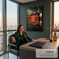 Árvore seca em silhueta, sol vermelho no horizonte e grade neon refletida na água, quadro decorativo