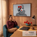 Mulher de cabeça em poá, gola rufo pied-de-poule, batom e coração vermelho em fundo cinza, quadro decorativo