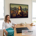Quadro Decorativo Grande Mona Lisa Sorvete para Sala | quadros decorativos | mulher com sorriso enigmático segurando sorvete de pistache, paisagem de montanhas ao fundo | em ambiente 2 | Porao dos Quadros