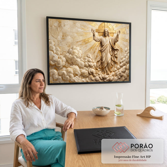 Jesus de braços abertos sobre nuvens com cruz e raios dourados em textura bege, quadro decorativo