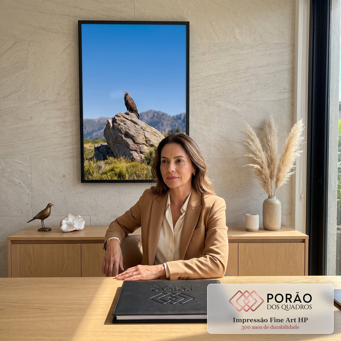 Quadro Decorativo Águia Dourada em Rocha com Montanhas | quadros decorativos | águia dourada pousada em rocha com montanhas e céu azul ao fundo | em Quadros para Escritorio | Porao dos Quadros