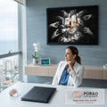 Quadro Decorativo Grande Mãos Arrancando para Sala Preto | quadros decorativos | mãos em preto e branco arrancando máscara que revela crânio dourado | em ambiente 2 | Porao dos Quadros