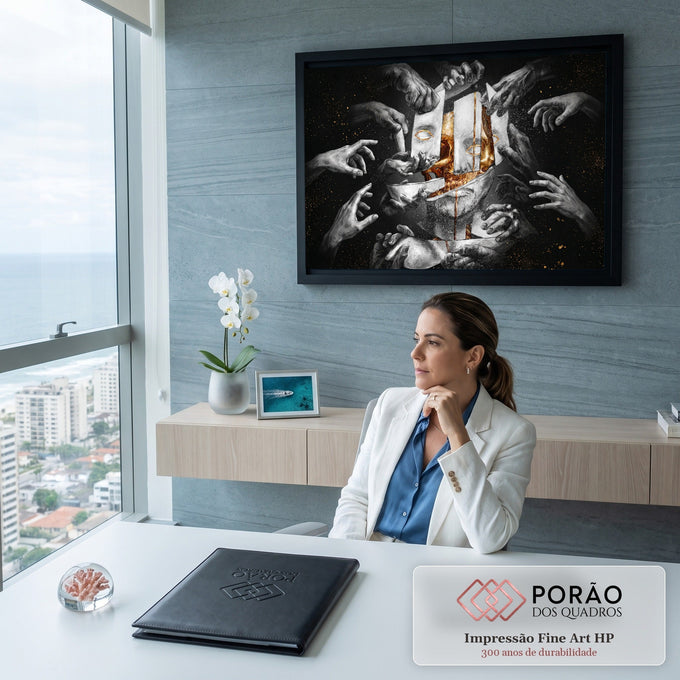 Quadro Decorativo Grande Mãos Arrancando para Sala Preto | quadros decorativos | mãos em preto e branco arrancando máscara que revela crânio dourado | em ambiente 2 | Porao dos Quadros