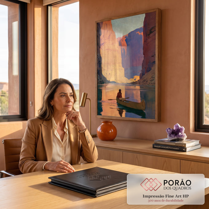 Quadro Decorativo Grande Canoa no Desfiladeiro para Sala | quadros decorativos | homem em canoe remando por rio num desfiladeiro de rochas laranja ao pôr do sol | em ambiente 2 | Porao dos Quadros