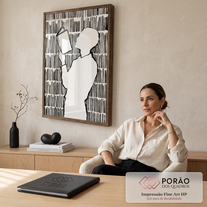 Quadro Decorativo Grande Silhueta Lendo para Sala Preto | quadros decorativos | silhueta bege lendo livro cercada por linhas verticais pretas em estilo gráfico | em ambiente 2 | Porao dos Quadros