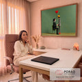 Casal estilizado em 3D de mãos dadas sob balão de coração vermelho em fundo verde, quadro decorativo