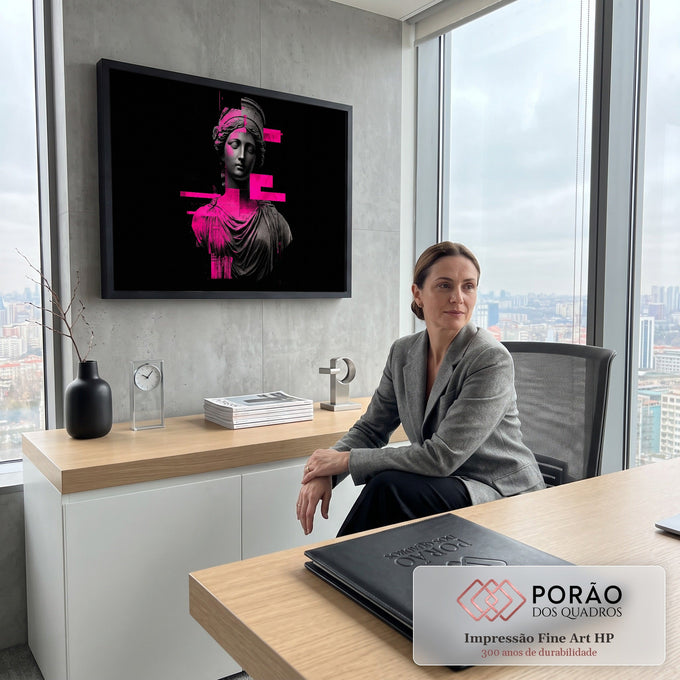 Busto de deusa grega em mármore cinza com faixas glitch rosa neon sobre fundo preto, quadro decorativo