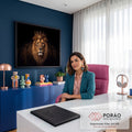 Leão de frente com coroa dourada e juba volumosa sobre fundo preto, olhar firme, quadro decorativo