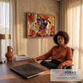 Rosto de mulher negra com pintura tribal, flores íris costuradas e bolhas em fundo dourado, quadro decorativo
