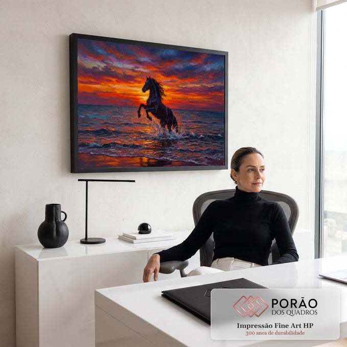 Cavalo negro empinado nas ondas do mar sob céu de pôr do sol laranja e roxo, quadro decorativo