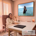 Cavalo marrom com a crina ao vento dentro do mar turquesa e veleiro no horizonte, quadro decorativo