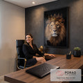Quadro Decorativo Grande Leão com Coroa Preto para Sala | quadros decorativos | leão com juba dourada usando coroa real sobre fundo preto | em ambiente 2 | Porao dos Quadros