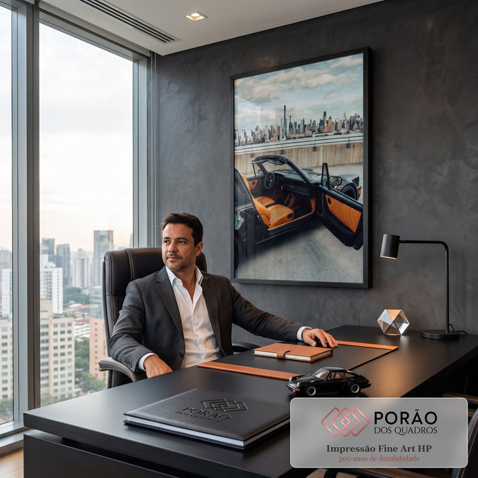 Porsche Targa preto aberto com bancos caramelo diante do skyline de Nova York, quadro decorativo