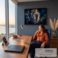 Quadro Decorativo Grande Leão com Coroa Azul para Sala | quadros decorativos | leão de perfil com coroa dourada sobre fundo azul escuro com respingos de tinta | em ambiente 2 | Porao dos Quadros