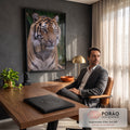 Tigre sentado com pelagem laranja, listras pretas e olhar lateral sobre fundo verde escuro, quadro decorativo
