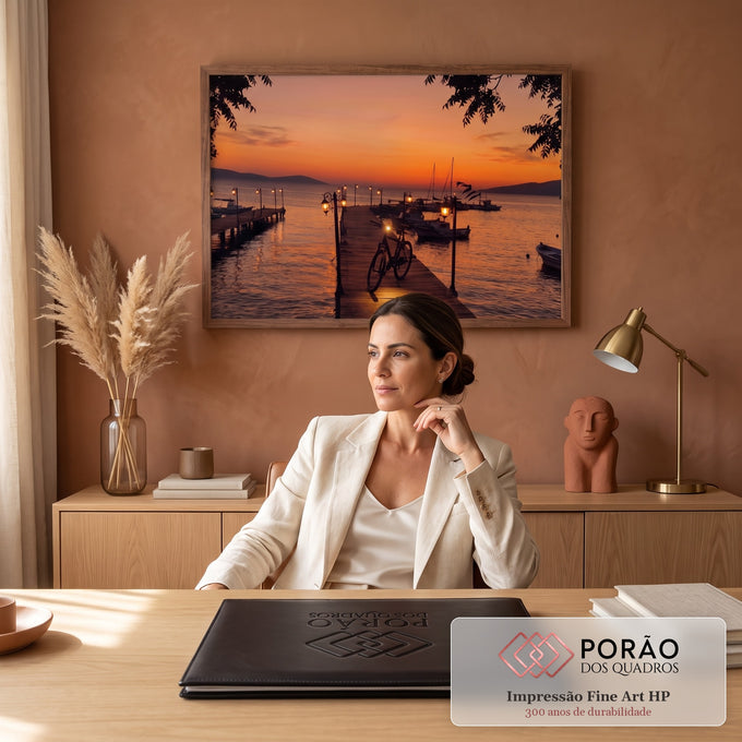 Quadro Decorativo Grande Píer ao Pôr do Sol para Sala | quadros decorativos | píer de madeira com bicicleta e lampiões acesos ao pôr do sol laranja | em ambiente 2 | Porao dos Quadros
