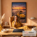 Fusca amarelo vintage na praia ao pôr do sol com mulher, farol, cais iluminado e girassóis, quadro decorativo