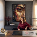 Close de rosto de mulher com olho castanho, folhas de ouro e pinceladas vermelhas e azuis, quadro decorativo