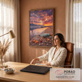 Praia ao pôr do sol com farol, barcos, garrafa e estrelas-do-mar na areia, quadro decorativo