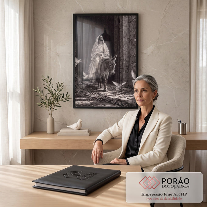 Quadro Decorativo Grande Jesus em Jumento para Sala Preto | quadros decorativos | homem montado em jumento com pombas brancas voando, em preto e branco | em ambiente 2 | Porao dos Quadros
