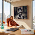 Mulher negra ajoelhada com corpo pintado em listras e círculos tribais brancos, foto P&B quadro decorativo