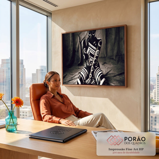 Mulher negra ajoelhada com corpo pintado em listras e círculos tribais brancos, foto P&B quadro decorativo