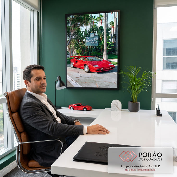 Supercarro vermelho retrô diante do letreiro Beverly Hills Hotel entre palmeiras, quadro decorativo