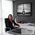 Quadro Decorativo Grande Torre Eiffel Preto para Sala | quadros decorativos | Torre Eiffel em preto e branco com carro vintage vermelho em destaque na rua | em ambiente 2 | Porao dos Quadros