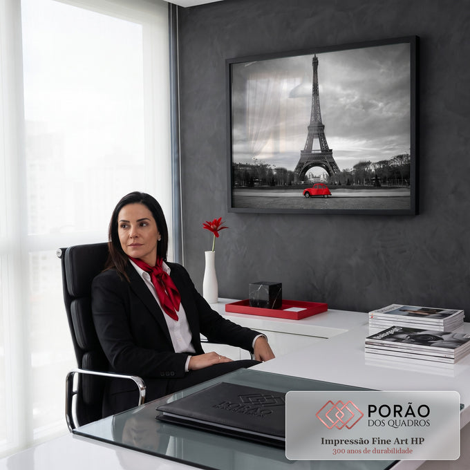 Quadro Decorativo Grande Torre Eiffel Preto para Sala | quadros decorativos | Torre Eiffel em preto e branco com carro vintage vermelho em destaque na rua | em ambiente 2 | Porao dos Quadros