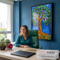 Quadro Decorativo Grande Árvore da Vida para Sala Azul | quadros decorativos | árvore estilizada em efeito vitral com tronco dourado, folhas verdes e frutos vermelhos sobre fundo azul | em ambiente 2 | Porao dos Quadros