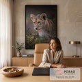 Quadro Decorativo Grande Filhote de Leão para Sala Marrom | quadros decorativos | filhote de leão espreitando entre a vegetação com olhar atento e fundo escuro | em ambiente 2 | Porao dos Quadros
