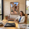 Quadro Decorativo Grande Família de Girafas Marrom para Sala | quadros decorativos | filhote de girafa entre dois adultos formando arco de pescoços sob céu azul | em ambiente 2 | Porao dos Quadros