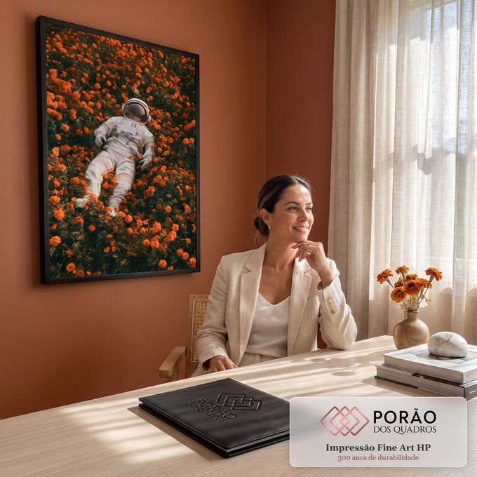 Quadro Decorativo Astronauta Deitado em Campo de Flores | quadros decorativos | astronauta de traje branco deitado em campo de flores laranja vibrantes | em Quadros para Escritorio | Porao dos Quadros