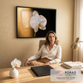 Quadro Decorativo Grande Orquídea Branca para Sala Branco | quadros decorativos | orquídea branca com gotas de água sobre fundo dourado e preto | em ambiente 2 | Porao dos Quadros